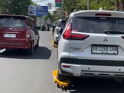 Dishub Makassar Gembok 41 Mobil Parkir di Bahu Jalan Ahmad Yani-Hasanuddin
