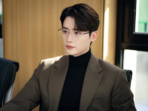 Drama Korea Law and the City (2025) Lee Jong-suk dalam drama Korea Law and the City (2025). (Kim Ho-bin via Disney+ Hotstar)