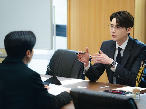 Lee Jong-suk dalam drama Korea Law and the City (2025). (Kim Ho-bin via Disney+ Hotstar)
