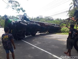 Evakuasi Truk Trailer Timpa Mobil Travel di Boyolali Kelar Evakuasi Truk Trailer Timpa Mobil Travel di Boyolali Kelar