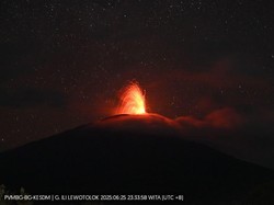 Gunung Ile Lewotolok Meletus 85 Kali, Lava Pijar Mengalir 400 Meter