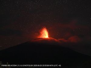 Gunung Ile Lewotolok Meletus 85 Kali, Lava Pijar Mengalir 400 Meter Gunung Ile Lewotolok Meletus 85 Kali, Lava Pijar Mengalir 400 Meter
