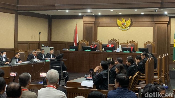 Hasto diperiksa selaku  terdakwa kendala PAW Harun Masiku dan perintangan penyidikan.