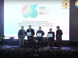 Tiga Guru Raih Penghargaan IKJ dari Kelas Penulisan Skenario-Pantomim-DKV Tiga Guru Raih Penghargaan IKJ dari Kelas Penulisan Skenario-Pantomim-DKV