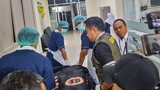 Sejumlah petugas medis membawa jenazah pendaki Gunung Rinjani berkewarganegaraan Brazil Juliana Marins saat tiba di Rumah Sakit Bhayangkara Polda NTB di Mataram, NTB, Rabu (25/6/2025). Juliana Marins meninggal dunia akibat terjatuh ke dalam jurang saat mendaki puncak Gunung Rinjani pada Sabtu (21/6/2025). ANTARA FOTO/Nia/AS/rwa.