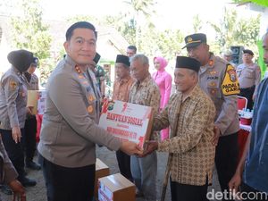 Kapolres Blitar Berbagi Sembako di Momen HUT Bhayangkara ke-79 Kapolres Blitar Berbagi Sembako di Momen HUT Bhayangkara ke-79