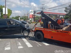 3 Mobil Tabrakan Karambol di Jalan Jogja-Solo Kraguman Klaten