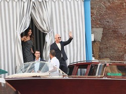 Video Lambaian Tangan Jeff Bezos dan Lauren Sanchez di Depan Hotel Venesia