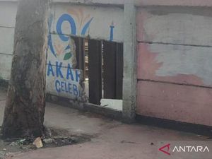 Tembok Pembatas Rel di Jatinegara Dilubangi, Diduga Jadi Akses Prostitusi Tembok Pembatas Rel di Jatinegara Dilubangi, Diduga Jadi Akses Prostitusi