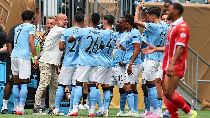 PHILADELPHIA, PA - JUNE 18:  Pep Guardiola head coach of Manchester City talks to his players during the FIFA Club World Cup Group G game against Wydad AC on June 18, 2025 at Lincoln Financial Field in Philadelphia, Pennsylvania.  (Photo by Rich Graessle/Icon Sportswire via Getty Images)