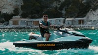 Mess Hilgers, bek FC Twente asyik berlibur di Ibiza (meeshilgerss/Instagram)