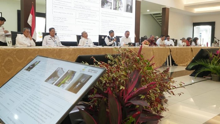 Menteri Sosial Saifullah Yusuf (Gus Ipul) menyodorkan orang bau tanah siswa Sekolah Rakyat boleh menjenguk anak-anaknya di asrama kapan saja.