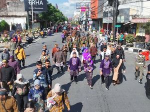 Terduga Pencopet Diamankan Warga Saat Kirab di Balai Kota Kediri Terduga Pencopet Diamankan Warga Saat Kirab di Balai Kota Kediri