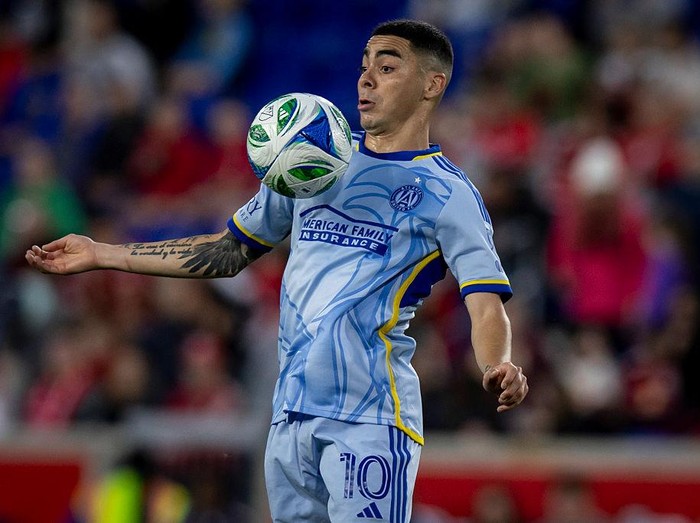 HARRISON, NEW JERSEY - MAY 31: Miguel Almiron #10 of Atlanta United settles the ball with his chest in the first half of the Major League Soccer match against the New York Red Bulls at Sports Illustrated Stadium on May 31, 2025 in Harrison, New Jersey. (Photo by Ira L. Black - Corbis/Getty Images).