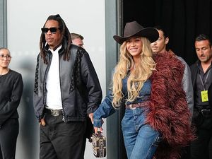 Momen Langka Beyonce Dapat Tas LV Langsung di Catwalk dari Pharrell Williams Momen Langka Beyonce Dapat Tas LV Langsung di Catwalk dari Pharrell Williams
