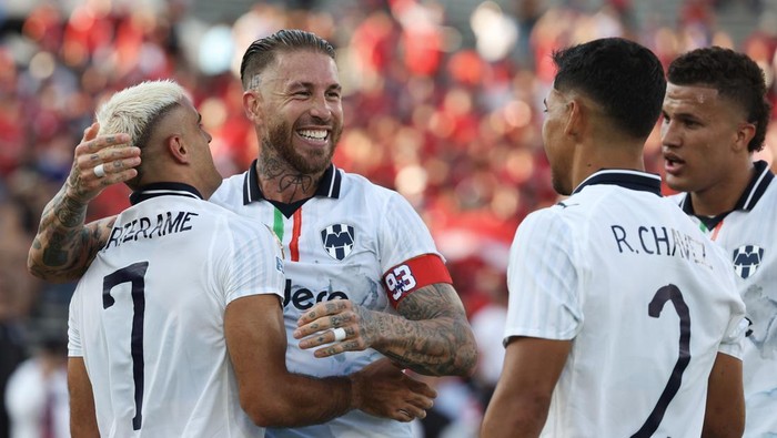 monterrey sergio ramos urawa red diamonds vs monterrey piala dunia antarklub 2025 PASADENA, CALIFORNIA - JUNE 25: German Berterame #7 of CF Monterrey celebrates with Sergio Ramos #93 and Ricardo Chavez #2 after scoring his teams third goal during the FIFA Club World Cup 2025 group E match between Urawa Red Diamonds and CF Monterrey at Rose Bowl Stadium on June 25, 2025 in Pasadena, California. (Photo by Luiza Moraes - FIFA/FIFA via Getty Images)