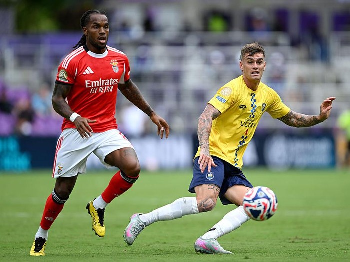 ORLANDO, FLORIDA - JUNE 20: Renato Sanches #85 of SL Benfica battles for possession with Myer Bevan #7 of Auckland City FC during the FIFA Club World Cup 2025 group C match between SL Benfica and Auckland City FC at Inter&Co Stadium on June 20, 2025 in Orlando, Florida. (Photo by Shaun Botterill - FIFA/FIFA via Getty Images)