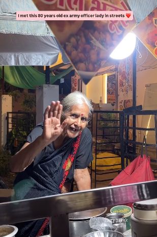 Keren! Nenek Veteran Berusia 80 Tahun Masih Gesit Jualan