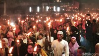 Cahaya Obor Terangi Bandung di Malam 1 Muharram 1447 H