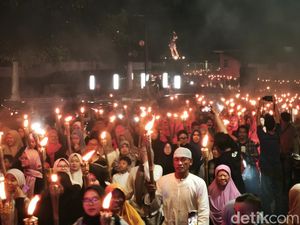 Cahaya Obor Terangi Bandung di Malam 1 Muharram 1447 H