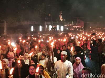 Cahaya Obor Terangi Bandung di Malam 1 Muharram 1447 H
