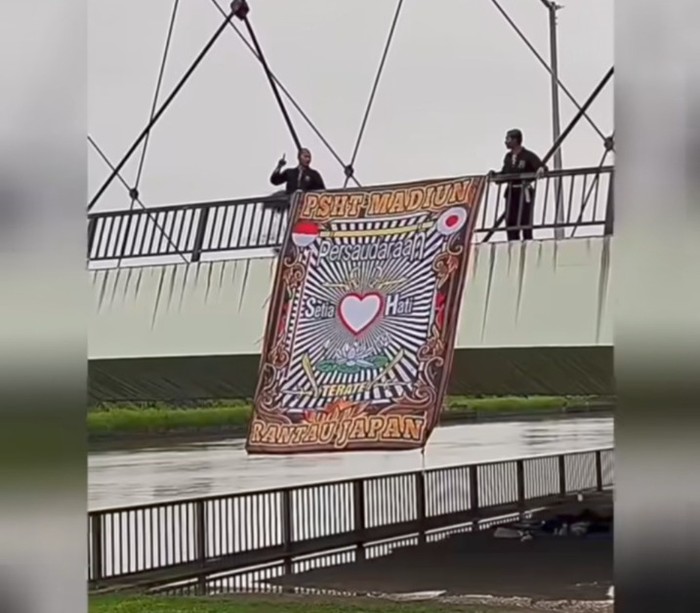 Pembentangan logo pesilat PSHT di Jepang Pembentangan logo pesilat PSHT di Jepang