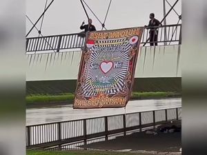 PSHT Minta Maaf soal Gaduh Video Bentangkan Bendera di Jembatan Jepang PSHT Minta Maaf soal Gaduh Video Bentangkan Bendera di Jembatan Jepang