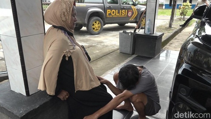 Pemuda di Polman menangis hingga bersujud di kantor polisi usai aniaya ibu kandungnya.