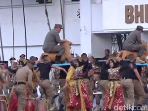 Sisingaan Tutup Rangkaian Retret Gelombang II di IPDN Sisingaan Tutup Rangkaian Retret Gelombang II di IPDN