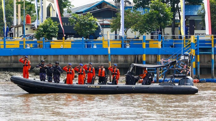 Polda Riau meluncurkan kegiatan Jalur untuk menjamah penduduk di pesisir sungai. Polda Riau meluncurkan kegiatan Jalur untuk menjamah penduduk di pesisir sungai. Program ini diluncurkan Kapolda Irjen Herry Heryawan, pada Rabu (25/6/2025).