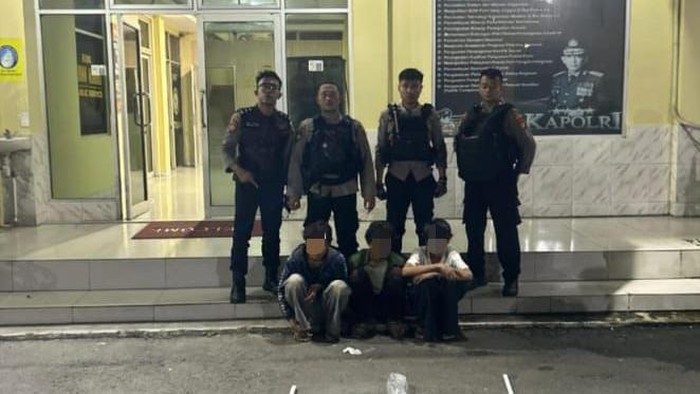 Polisi mengamankan tiga cukup umur yang terlibat tawuran di Petamburan, Jakarta Pusat, pada Kamis (26/6/2025) dini hari.