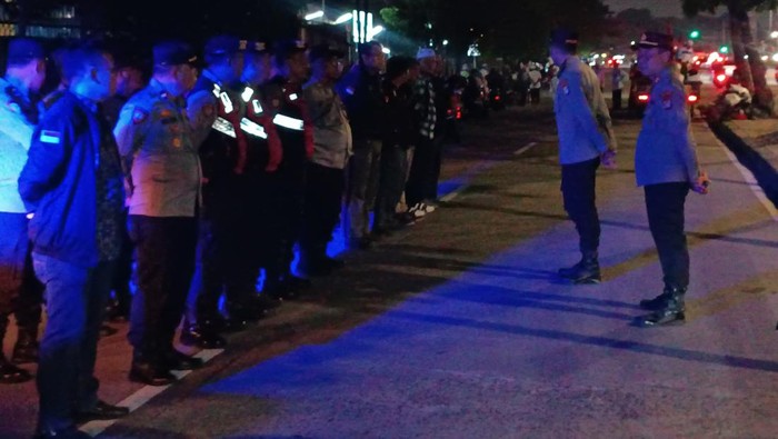 Polsek Kelapa Gading melaksanakan patroli penjagaan malam tahun gres untuk mengantisipasi agresi tawuran antarkelompok. (dok.Istimewa)