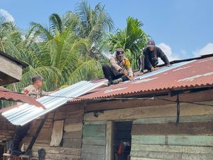 Lansia di Kampar Tinggal di Rumah Beratap Bocor, Polisi Beri Uluran Tangan