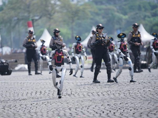 Penampakan Puluhan Robot Pakai Atribut Polisi Mondar-mandir di Monas