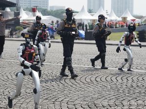 Video Aksi Robot Berompi Polri Curi Perhatian di Monas Video Aksi Robot Berompi Polri Curi Perhatian di Monas