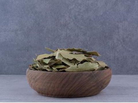 Daun salam yang dikenal dengan sifat aromatiknya untuk kuliner juga berfungsi sebagai pengusir alami untuk kecoak.