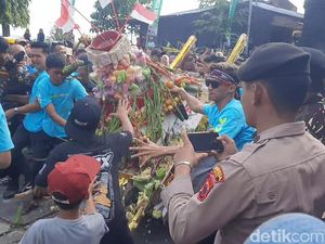 Meriah Rebutan Gunungan di Kirab Haul Nyai Ageng Ngerang Pati Meriah Rebutan Gunungan di Kirab Haul Nyai Ageng Ngerang Pati