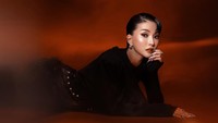7 Foto Sarwendah Tampil Beda di Pemotretan Terbaru, Bergaya Edgy Serba Hitam