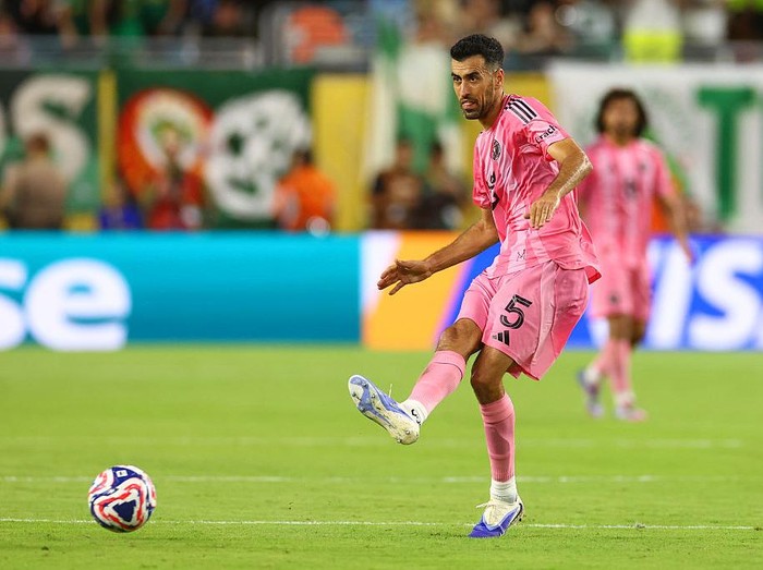 MIAMI GARDENS, FLORIDA - JUNE 23: Sergio Busquets of Inter Miami in action during the FIFA Club World Cup 2025 group A match between Internacional CF Miami and SE Palmeiras at Hard Rock Stadium on June 23, 2025 in Miami Gardens, Florida. (Photo by Chris Brunskill/Fantasista/Getty Images)