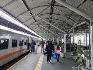 Puncak Libur Sekolah, 47 Ribu Penumpang Padati Stasiun Daop 8 Surabaya Puncak Libur Sekolah, 47 Ribu Penumpang Padati Stasiun Daop 8 Surabaya