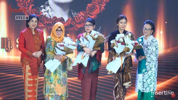 Tien Soeharto mendapat penghargaan Kartini Award 2025 yang diwakili oleh Tutut Soeharto.