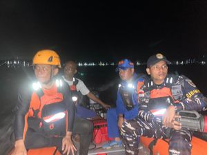 Tim SAR Temukan 11 Korban Selamat Kapal Tenggelam di Batam, 2 Dalam Pencarian Tim SAR Temukan 11 Korban Selamat Kapal Tenggelam di Batam, 2 Dalam Pencarian