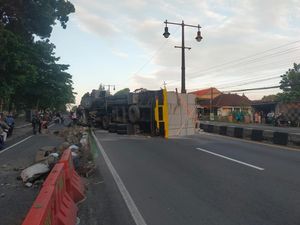 Truk Hebel Terguling di Jalan Solo-Jogja Depan Kopassus, Contraflow Diterapkan Truk Hebel Terguling di Jalan Solo-Jogja Depan Kopassus, Contraflow Diterapkan