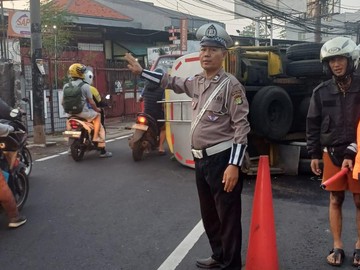 Truk Tangki Terguling di Jl Raya Bogor Arah Kramat Jati, Lalin Macet