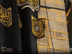 5 Fakta tentang Kain Kiswah Kabah 2025 dan Tradisi Penggantiannya