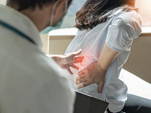 Sering Nyeri Pinggang Kiri Belakang? Hati-hati, Bisa Jadi Tanda-tanda Batu Ginjal Sering Nyeri Pinggang Kiri Belakang? Hati-hati, Bisa Jadi Tanda-tanda Batu Ginjal