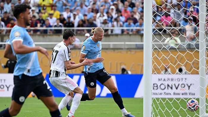 26 June 2025, USA, Orlando: Soccer: Club World Cup, Juventus Turin - Manchester City, Preliminary round, Group G, Matchday 3, Camping World Stadium, Erling Haaland (r) of Manchester City scores the goal to make it 1-3. Photo: Sven Hoppe/dpa (Photo by Sven Hoppe/picture alliance via Getty Images)