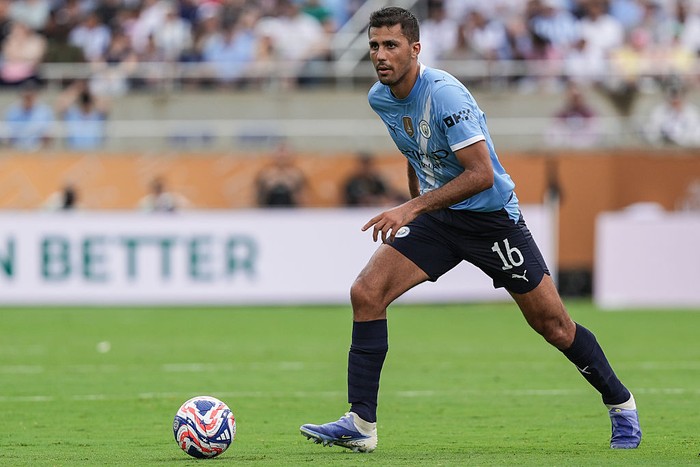 ORLANDO, FLORIDA - JUNE 26: Rodri of Manchester City FC controls the ball during the FIFA Club World Cup 2025 group G match between Juventus FC and Manchester City FC at Camping World Stadium on June 26, 2025 in Orlando, Florida. (Photo by Marc Guelber/Sports Press Photo/Getty Images)