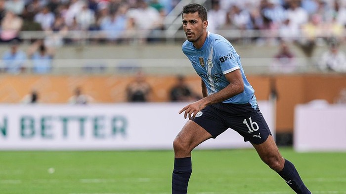 ORLANDO, FLORIDA - JUNE 26: Rodri of Manchester City FC controls the ball during the FIFA Club World Cup 2025 group G match between Juventus FC and Manchester City FC at Camping World Stadium on June 26, 2025 in Orlando, Florida. (Photo by Marc Guelber/Sports Press Photo/Getty Images)
