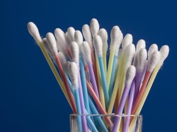 Bau Kotoran Telinga Bisa Ungkap Risiko Kerusakan Otak Serius